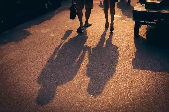 班主任拆散情侣故事,一对新人因早恋被班主任拆散