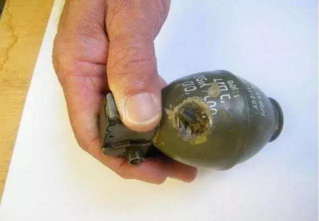 *弹子**击中*雷手**能引爆吗？士兵把*雷手**挂胸前，其实就是在赌一把