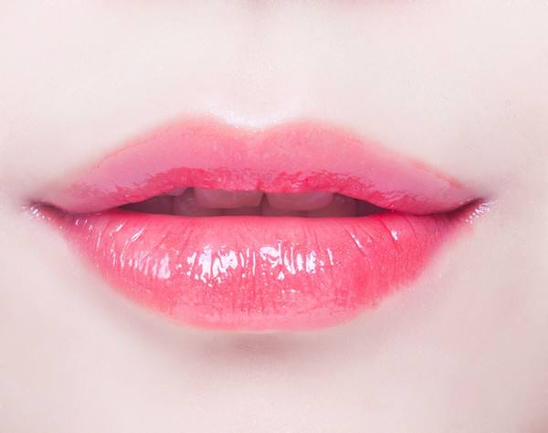 怎样正确使用口红看起来自然,魅彩水润唇膏