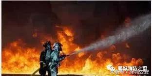 28层高楼失火可以去楼顶逃生吗,高楼失火时应该往上跑还是往下跑