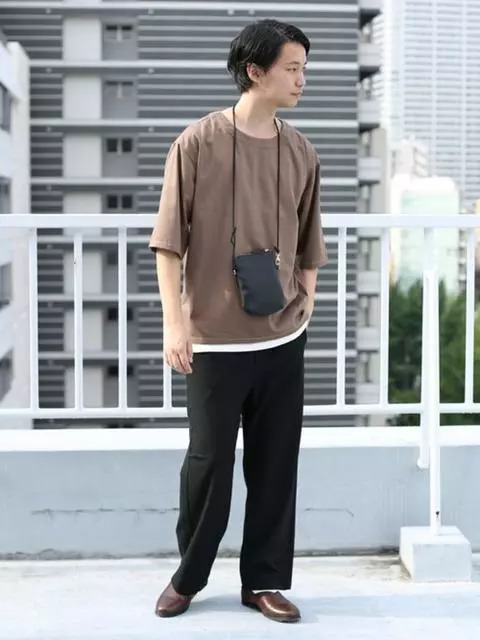 日本型男最爱的单品就是它!背上随身小包展现街头潮流