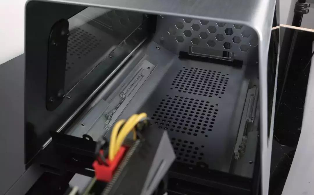 一秒就能打开！这款机箱值不值1899元？