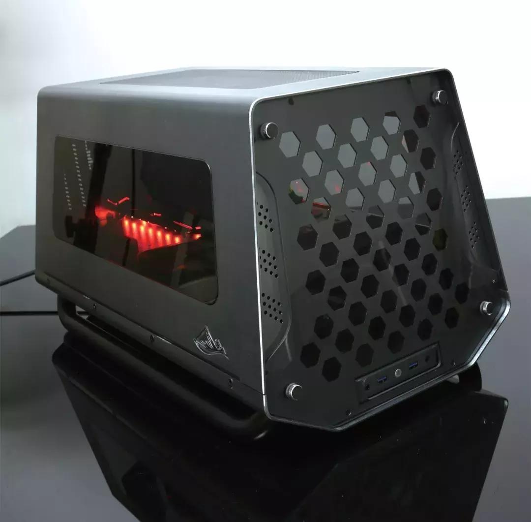 一秒就能打开！这款机箱值不值1899元？