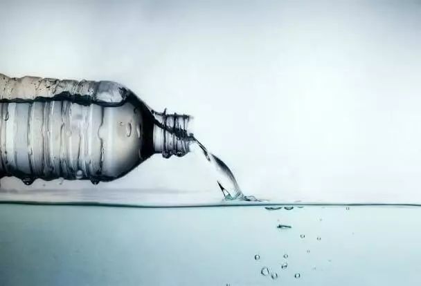 一块钱和五块钱矿泉水的区别,纯净水和矿泉水如何化学鉴别