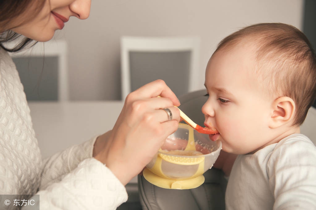 怎么才能正确的给宝宝添加辅食呢,初次给宝宝添加辅食攻略必须收藏