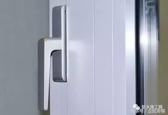 铝合金门窗四周的裂缝怎么处理,铝合金门窗渗漏