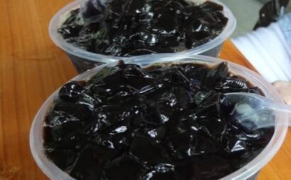 黑凉粉一坨一坨的,黑凉粉路边