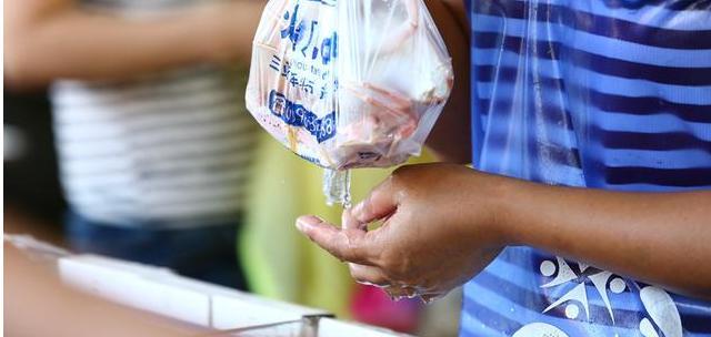 三亚火车头万人海鲜广场在哪个区,三亚火车头海鲜广场属于三亚湾吗