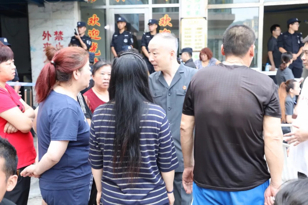 出动警力400多人大连中院强制腾退一游泳馆