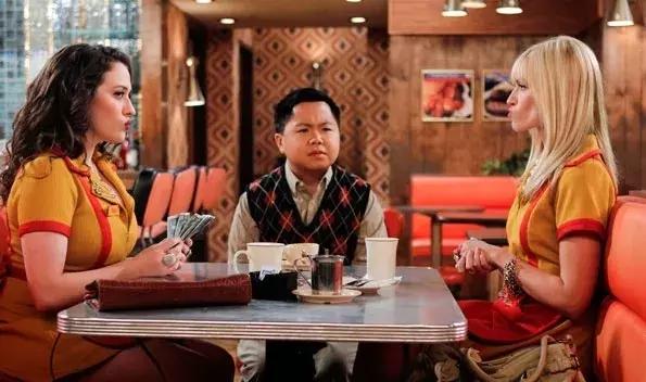 破产姐妹：一部又污又励志的“蕾丝片”