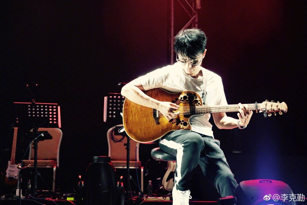 51岁歌神近照：唱过无数情歌的男人，早已胡子花白