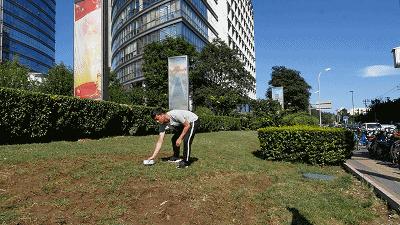 再也不怕碎屏、进水！这手机埋土里、放锅里煮都能用，网友：过瘾