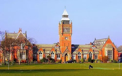 伊顿公学和哈罗公学的微妙关系,伊顿公学和哈罗公学的校服区别