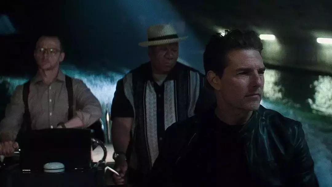 阿汤哥追飞机跳崖,极限高空实力跳伞的阿汤哥