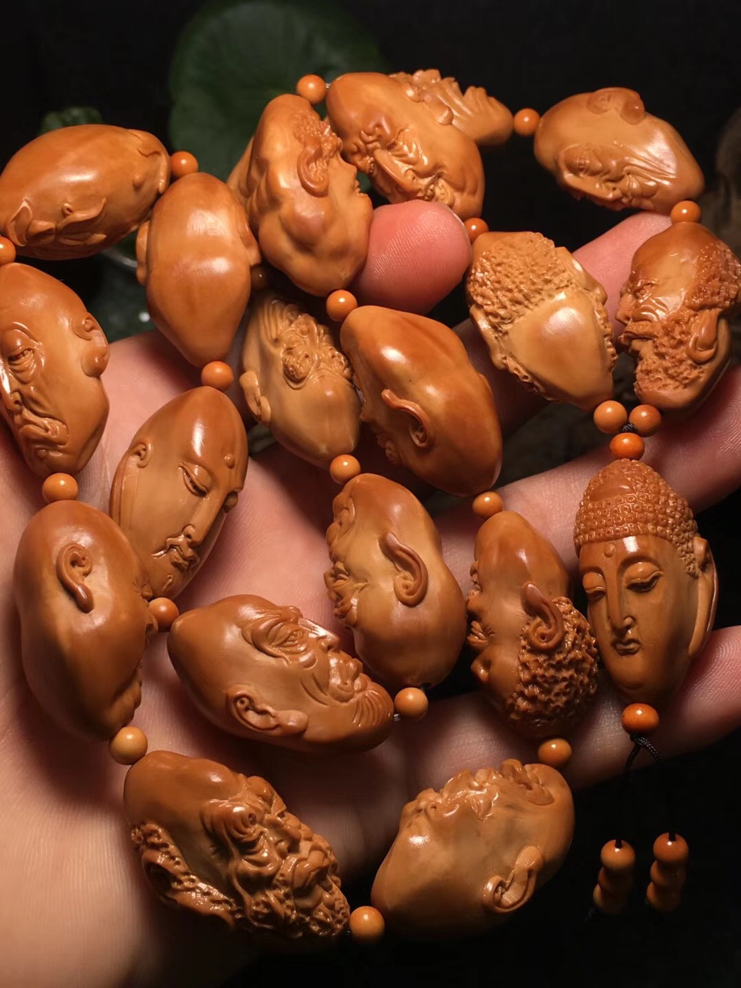 颐缘轩精品橄榄核雕,精品手工橄榄核雕