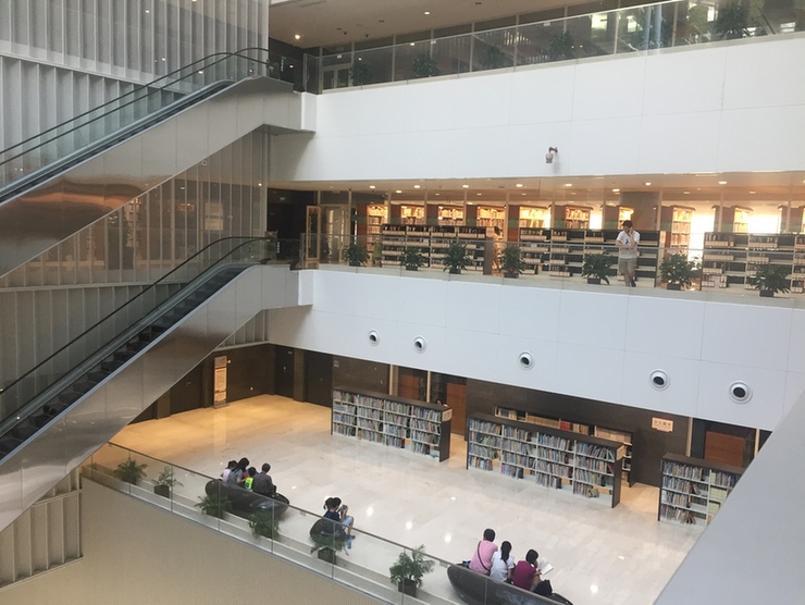 上海浦东图书馆,读一本书看一座城