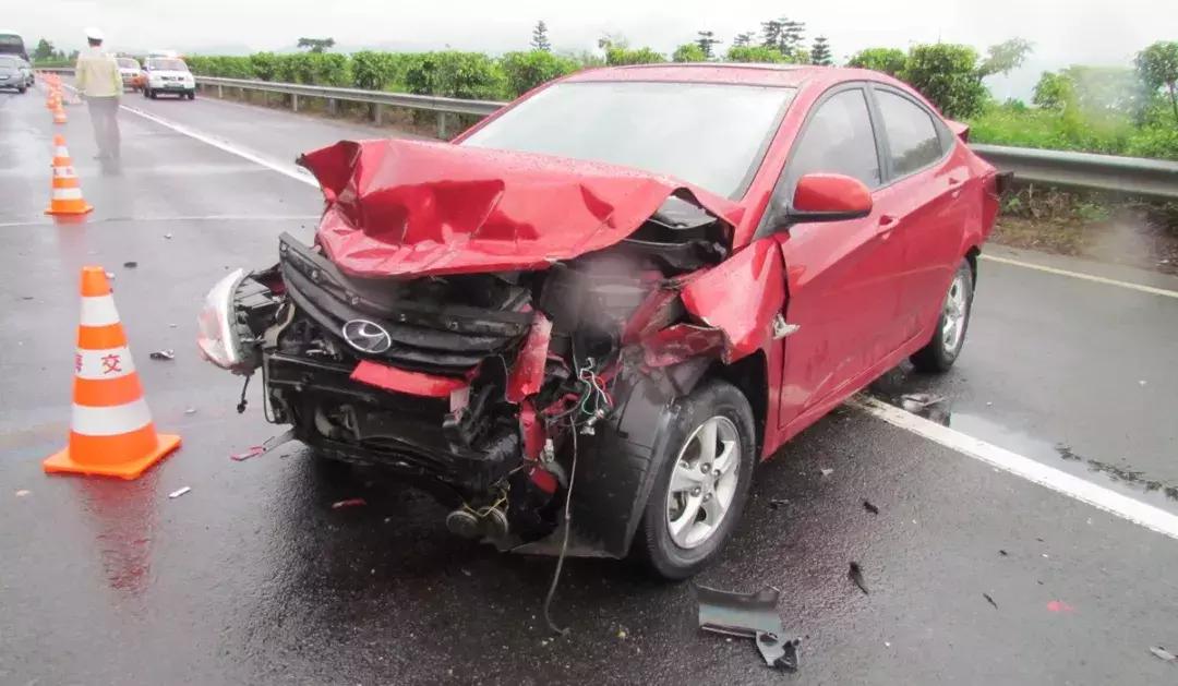 吉利汽车撞上豪车当场撞人,高速逆行吉利被撞翻后续