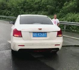 吉利汽车撞上豪车当场撞人,高速逆行吉利被撞翻后续