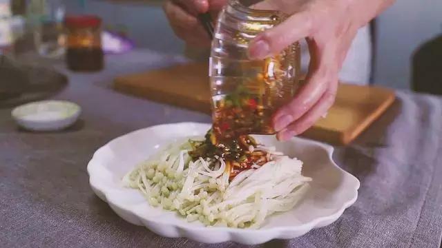 凉拌金针菇凉拌圆白菜,凉拌苦瓜凉拌金针菇