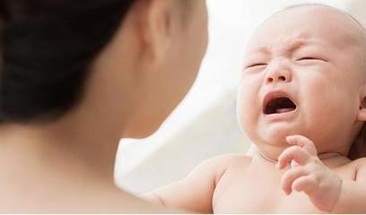 新生儿是不是不能喂太饱,婴儿过度喂养和没吃饱的区别