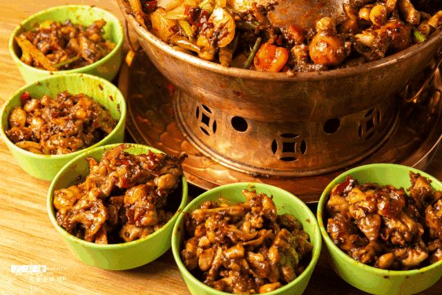 双层香辣牛蛙锅,双层炭火牛蛙锅