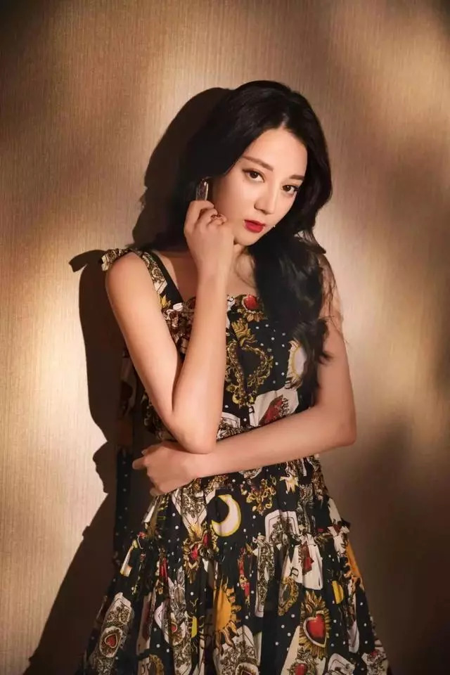 浅绿色碎花连衣裙怎么搭配毛衣,法国女人碎花连衣裙搭配西装外套