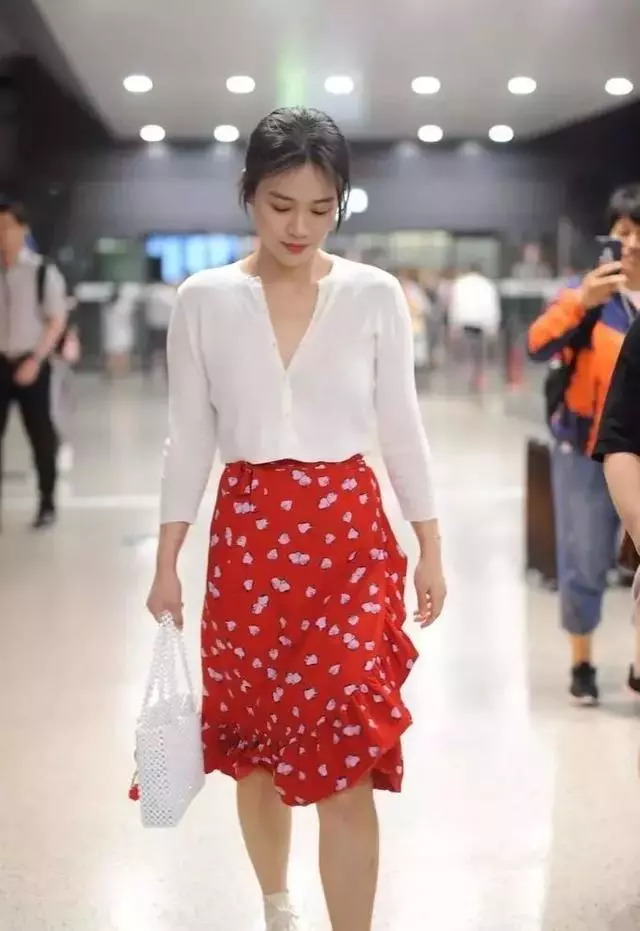 浅绿色碎花连衣裙怎么搭配毛衣,法国女人碎花连衣裙搭配西装外套