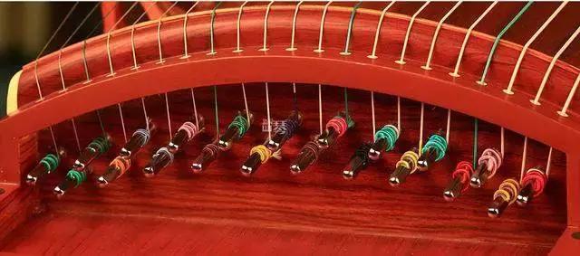 敦煌古筝裂了怎么办,古筝底板磕裂了怎么办