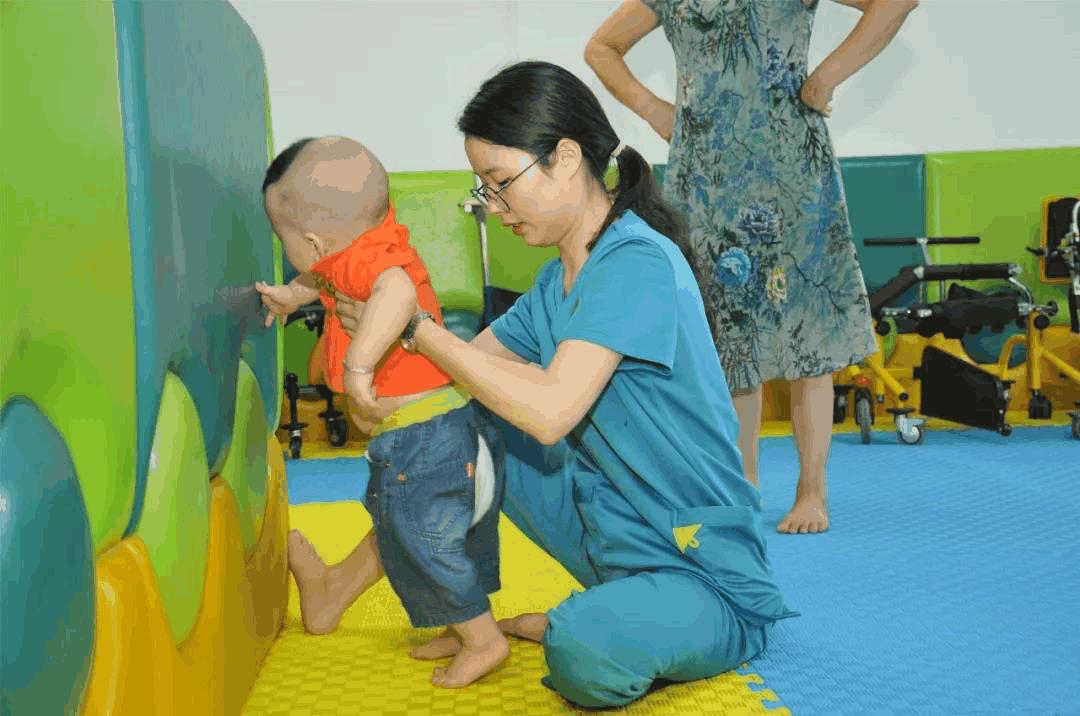 孩子发育落后怎么干预,小孩语言发育落后半年怎么干预