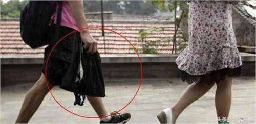 男子地铁偷拍被当场抓获案例,北京男子偷进女厕所被捉怎么处罚