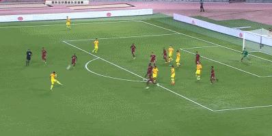 球迷熬夜看球不值!国足仅2脚射门,3前锋在中超进30球却颗粒无收