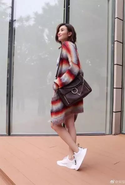 毛衣小香风外套怎么搭配最好看,杏色毛衣过膝长裙搭配什么外套