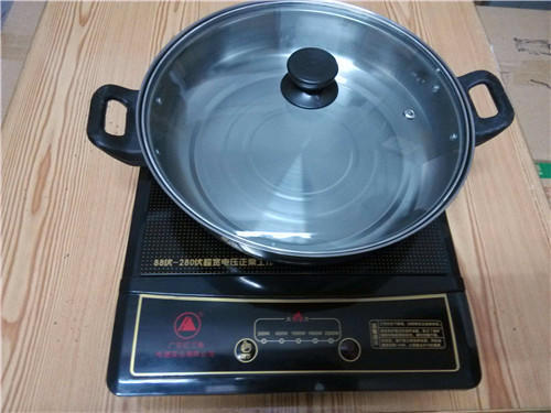 电磁炉上可以放铁皮再放陶瓷锅吗,电磁炉上放铁片可以吗