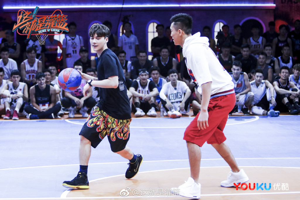 这就是灌篮李易峰站出来保护粉丝,这就是灌篮李易峰最后一次表演