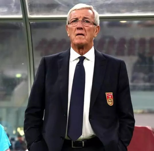 国足连续两次出现致命失误,国足上演63秒窒息操作16次回传gif