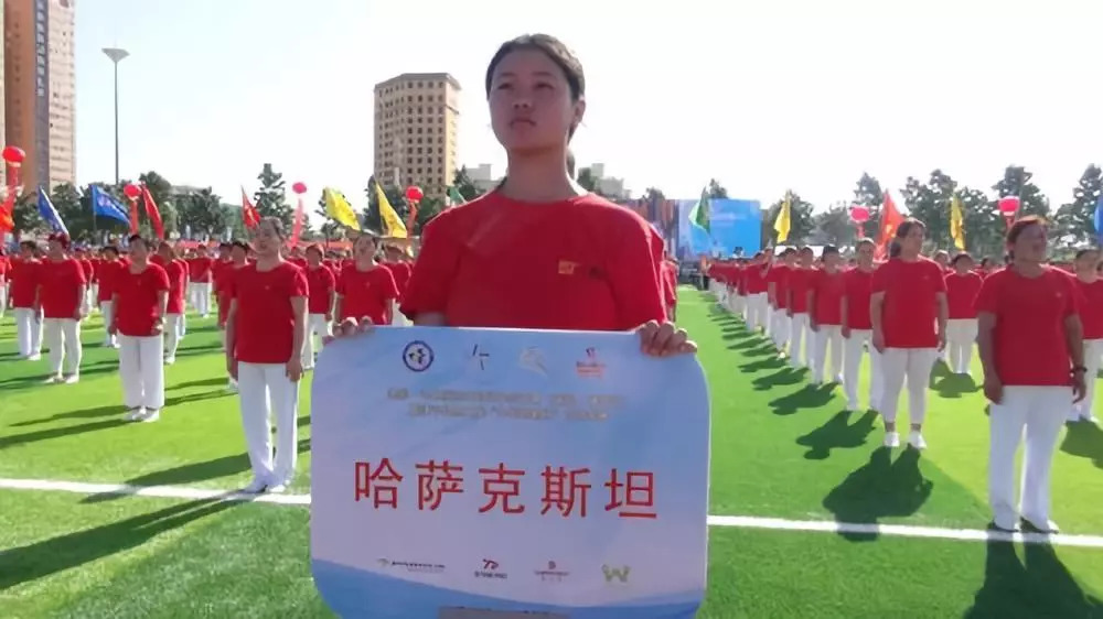 体彩环中原2018自行车公开赛南阳镇平站暨“世界健身气功日”健身气功比赛激情开赛