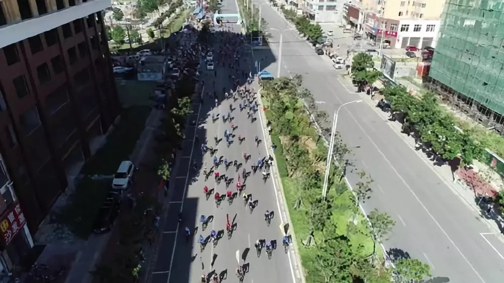 体彩环中原2018自行车公开赛南阳镇平站暨“世界健身气功日”健身气功比赛激情开赛