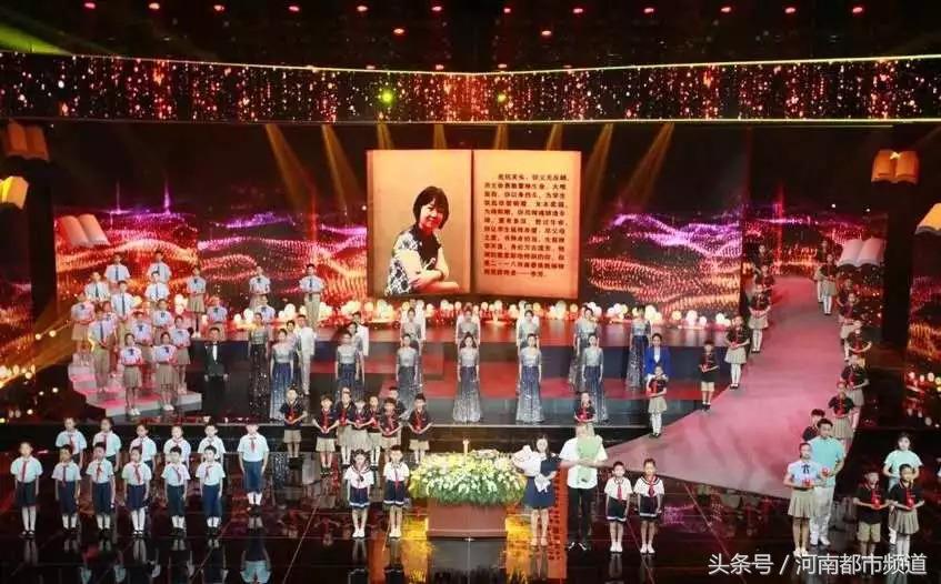 海霞哽咽播音,央视著名主持人海霞年轻时的图片