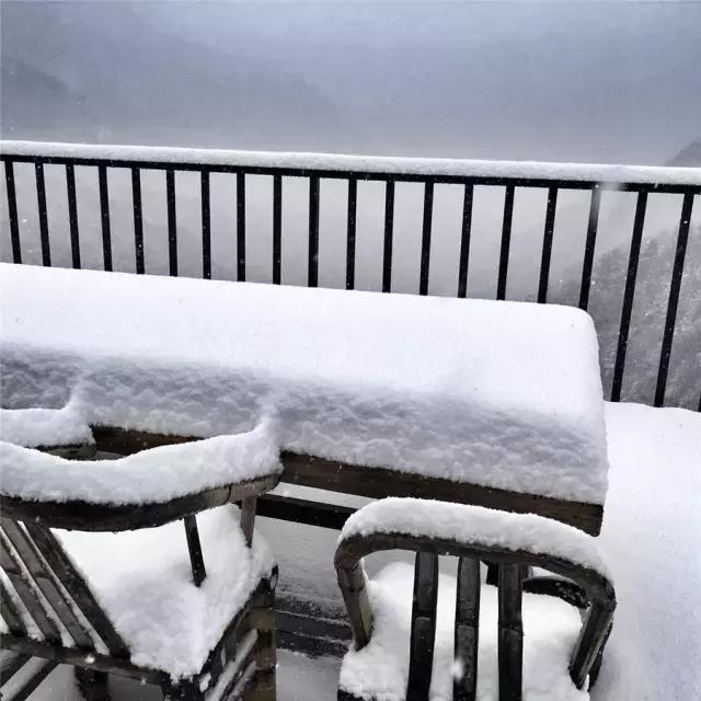 她和发小在500米悬崖边盖了云中小屋，走吧，这次我们一起去看云~