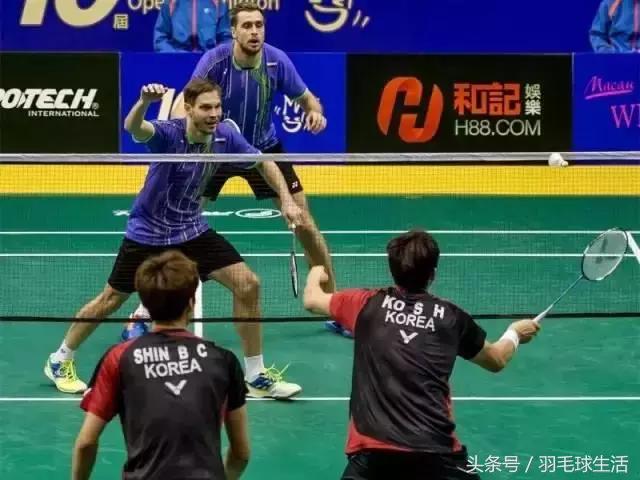 羽毛球双打发球错误案例,羽毛球常见错误集锦