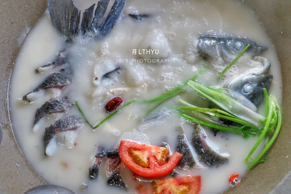 云南汽锅鱼为什么用草帽,云南十八怪草帽当锅盖图