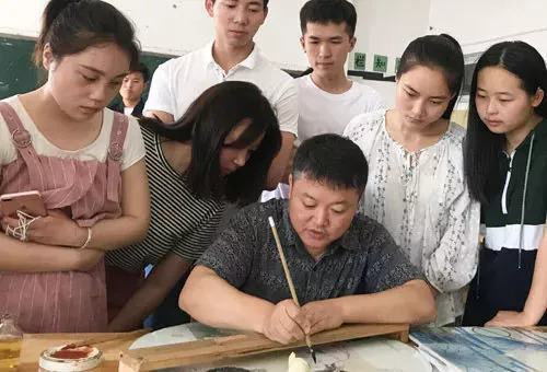 弘扬教育家精神争做育人楷模视频,教书育人做楷模