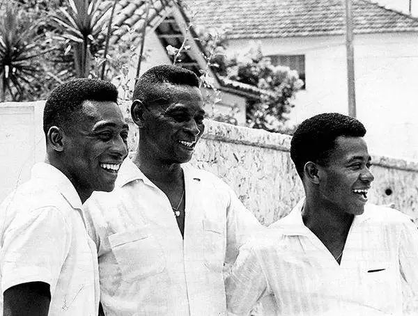 他用双脚让国家停战，这个男人我们等了40年！