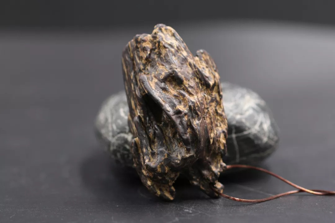 沉香闻着一股刺鼻味,沉香闻起来有枯树叶味