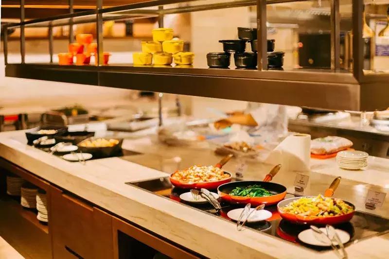 王子饭店曾经的女老板，在北郊盖了栋楼，里面放了1600件瓷器