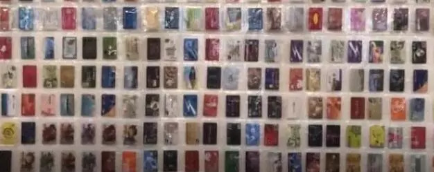 打折卡贴满一面墙！男子靠“捡便宜”省下全家80%生活费！评论亮了