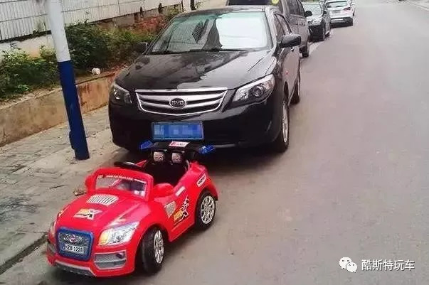 开门碰到隔壁车门磕掉一点漆,车门边缘开门碰掉漆怎么修复