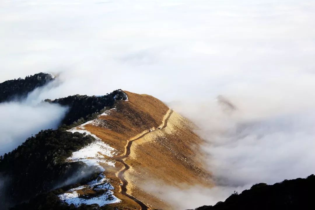 川西不次于牛背山的观景平台,比牛背山更近的贡嘎观景平台