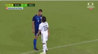 梅西在足球场上的高光时刻,梅西的一个动作引发众人惊叹