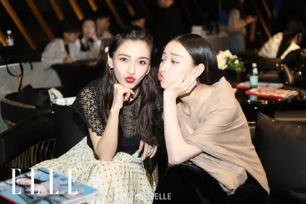 杨幂脸和手臂全涂了粉底,杨幂输给林允了吗